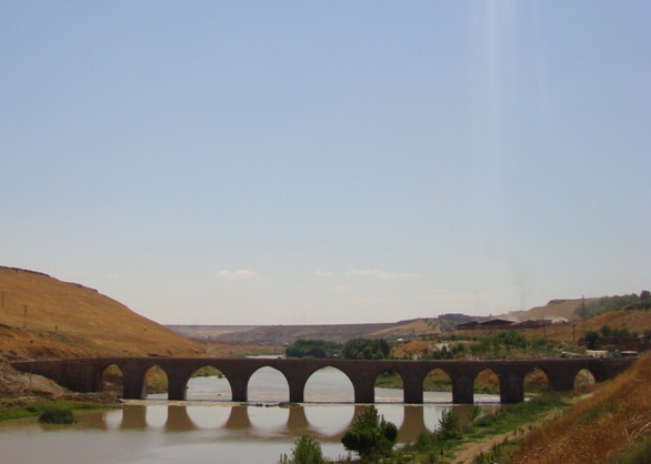 DSC04964 Fuad Yusufoğlu Ongözlü Köprü (Diyarbakir girişi) Diyar-i Rabiâ Köprüsü