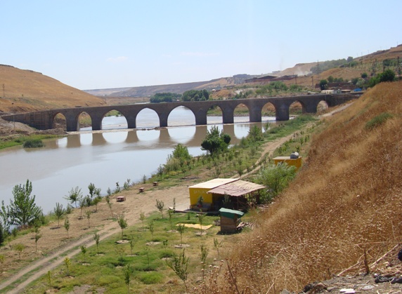 DSC04965  Fuad Yusufoğlu On gözlü köprü (Diyarbakir girişi) Diyar-i Rabiâ girişi